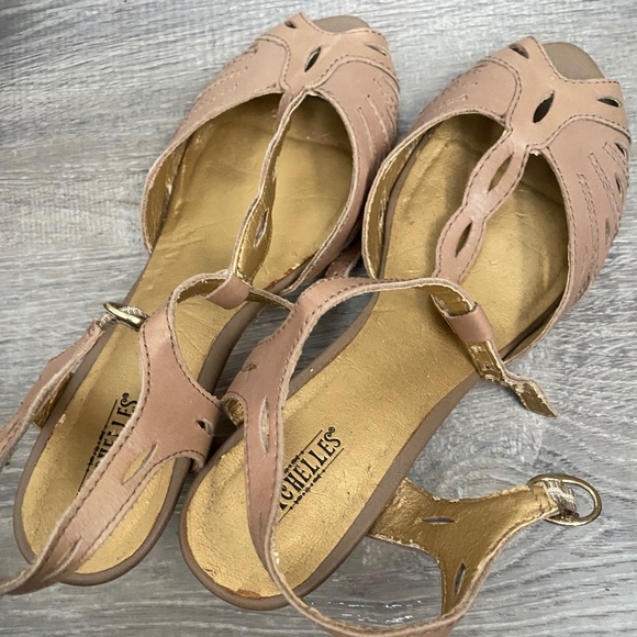 Seychelles taupe T strap Low Heel 8.5 gone tomorrow - Picture 3 of 6